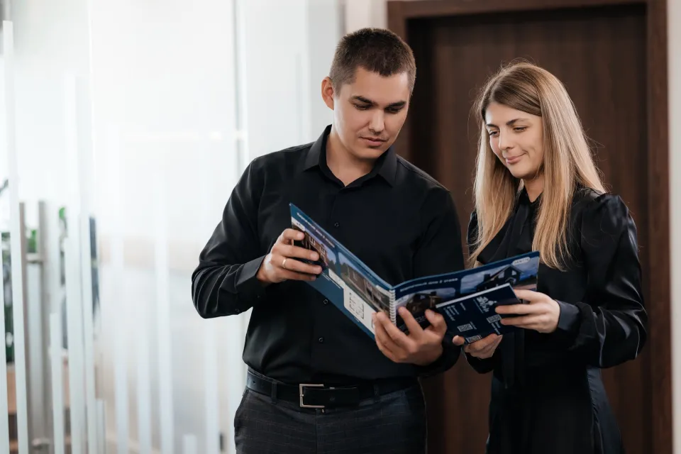 Семья обсуждает бюджет покупки квартиры с консультантом